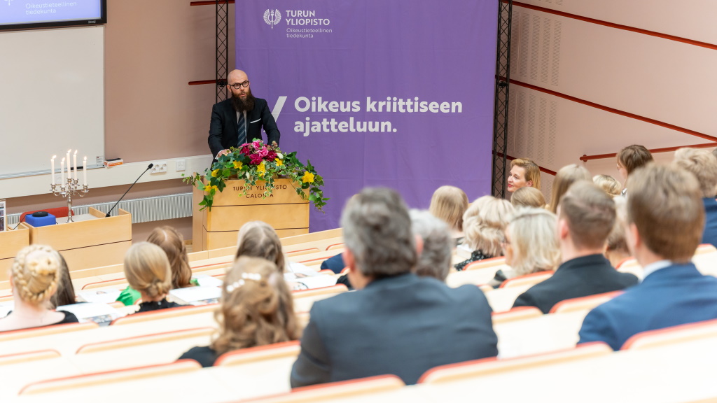 Senilex ry:n Jussi Tapani puhujapöntössä oikeustieteellisen tiedekunnan publiikissa 9.12.2022