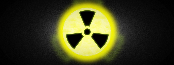Kelatianen radioaktiivisen säteilyn merkki mustalla pohjalla.