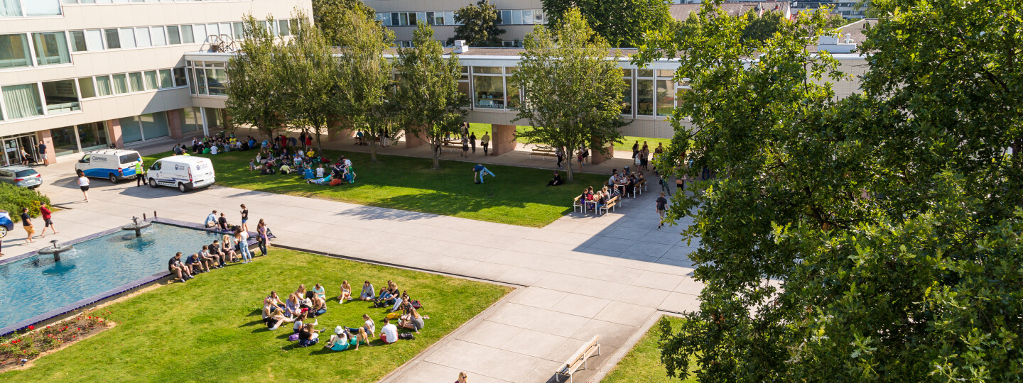 Turun Yliopistonmäki kuvattuna ylhäältäpäin niin, että suihkulähde ja Natura-rakennus näkyvät, kuvassa uusia opiskelijoita
