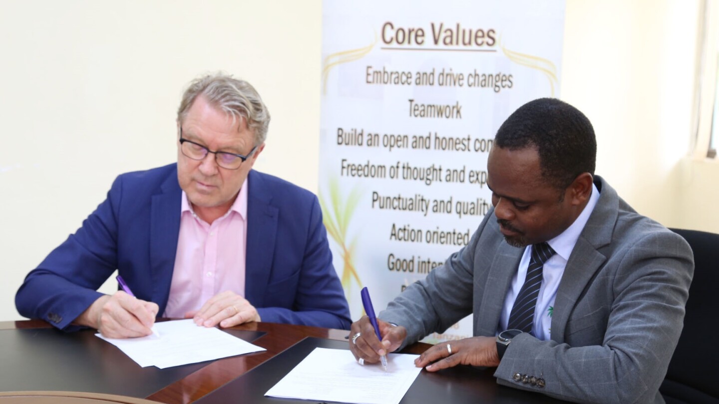 Rector Jukka Kola and Rector Mohammed Makame Haji sign a memorandum of understanding between the University of Turku and the State University of Zanzibar in February 2024