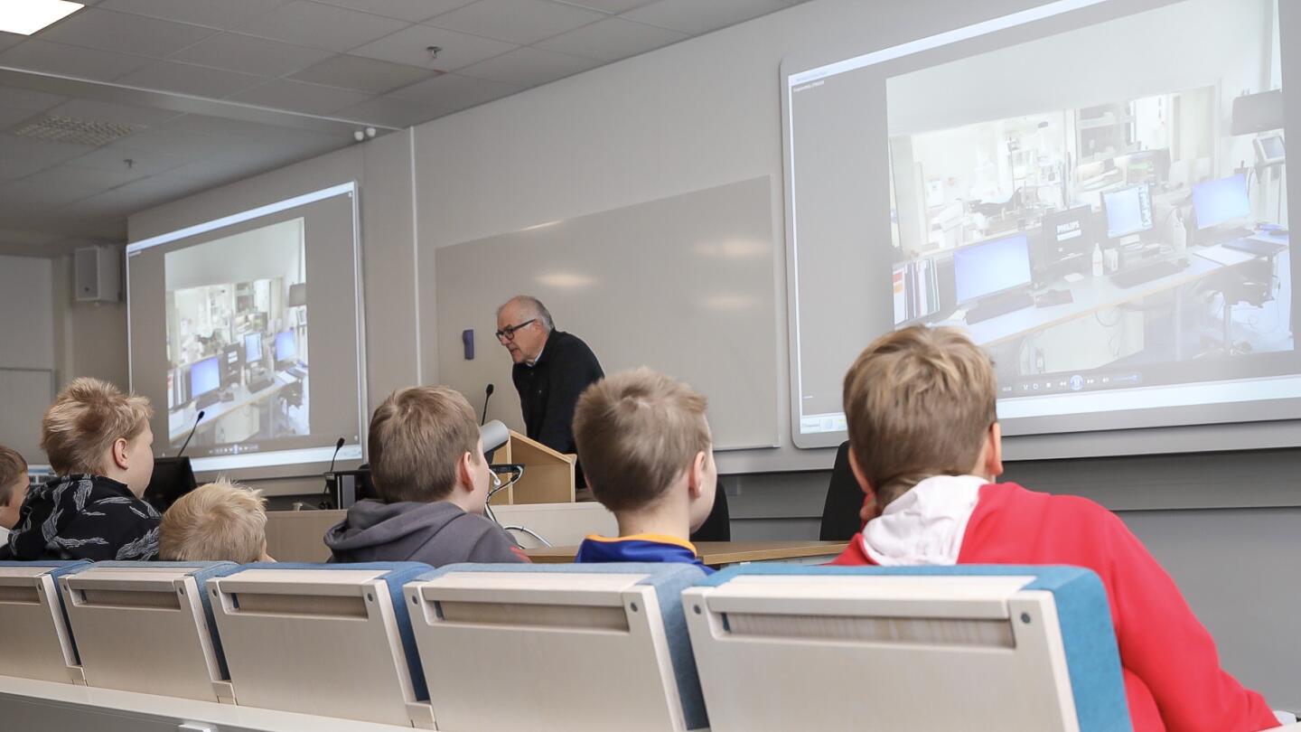 Professori Juhani Airaksinen kertoi oppilasryhmille sydämen toiminnasta.