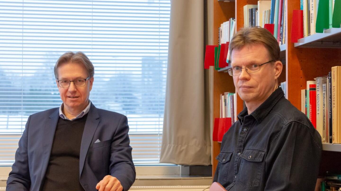 Professor Juha Räikkä (left) and Senior Researcher Jukka Varelius study the millennia-old question of free will from the point of view of neuroscience in the THERENIA research project.
