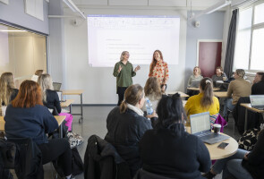 Varhan opetussuunnittelijat Satu Lieskivi (vas.) ja Reetta Lindfors tutustuivat Turun AMK:n sosiaalialan opetukseen huhtikuisessa TET-päivässä.