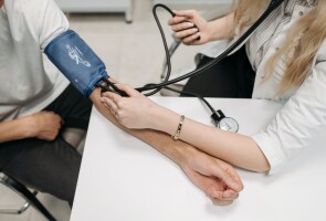 Lääkäri mittaamassa potilaan verenpainetta