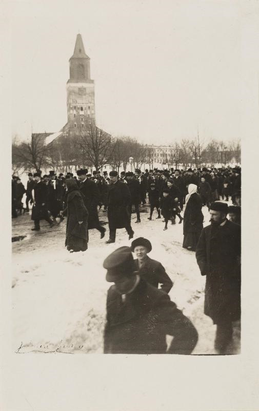 Hovioikeuden jäseniä palaamassa johonkin Tuomiokirkkotorilla vuonna 1907, vanha valokuva.