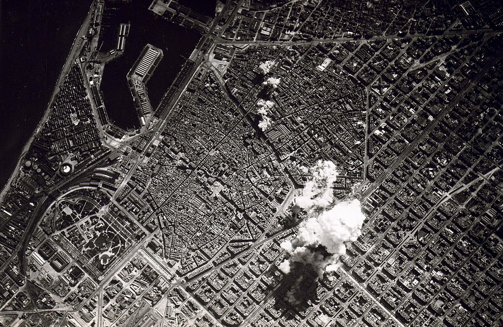 Mallorcaa tukikohtanaan käyttäneet Italian ilmavoimat pommittaa Barcelonaa 17.3.1938. Kuva: Italian ilmavoimat, Wikimedia Commons.