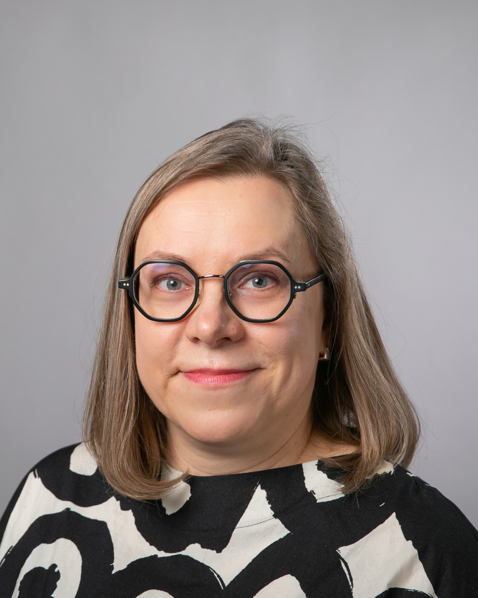 Anu Warinowskin kasvokuva.