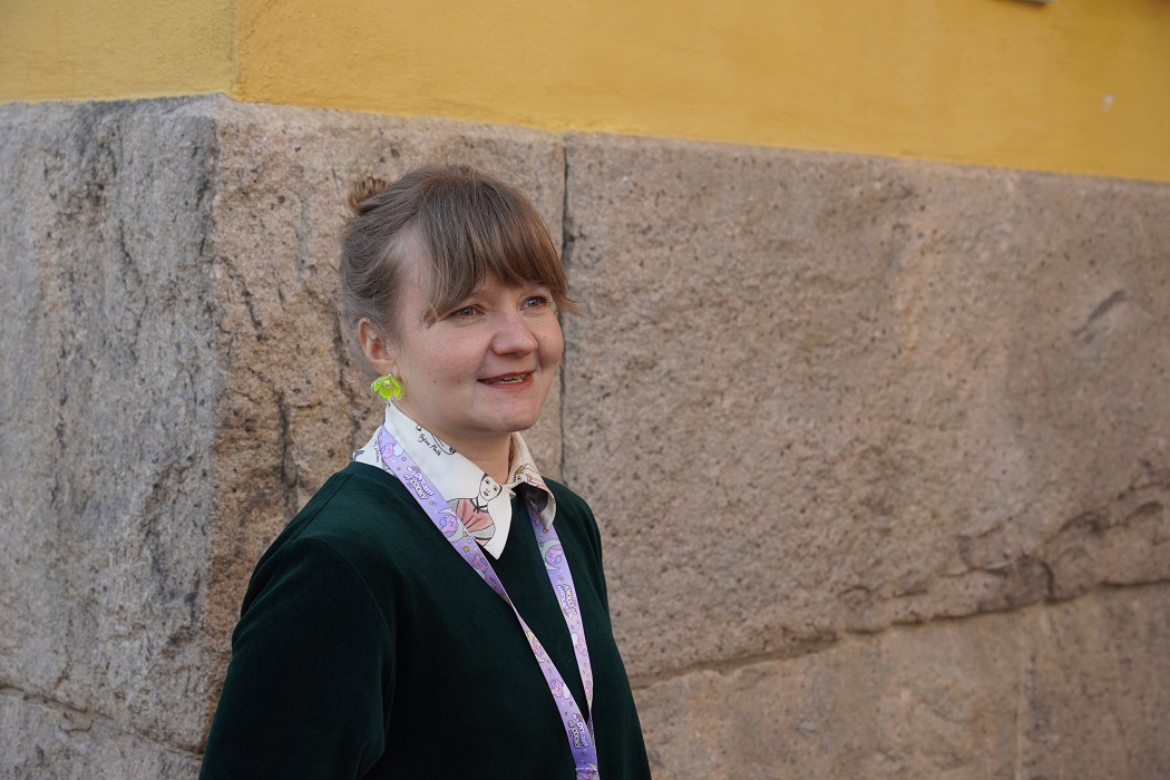 ​​​​nainen puhuu rakennuksen kulmalla