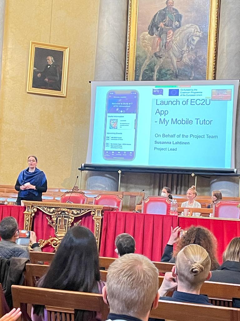 Kuvassa Susanna Lahtinen esittelemässä My Mobile Tutor -sovellusta.