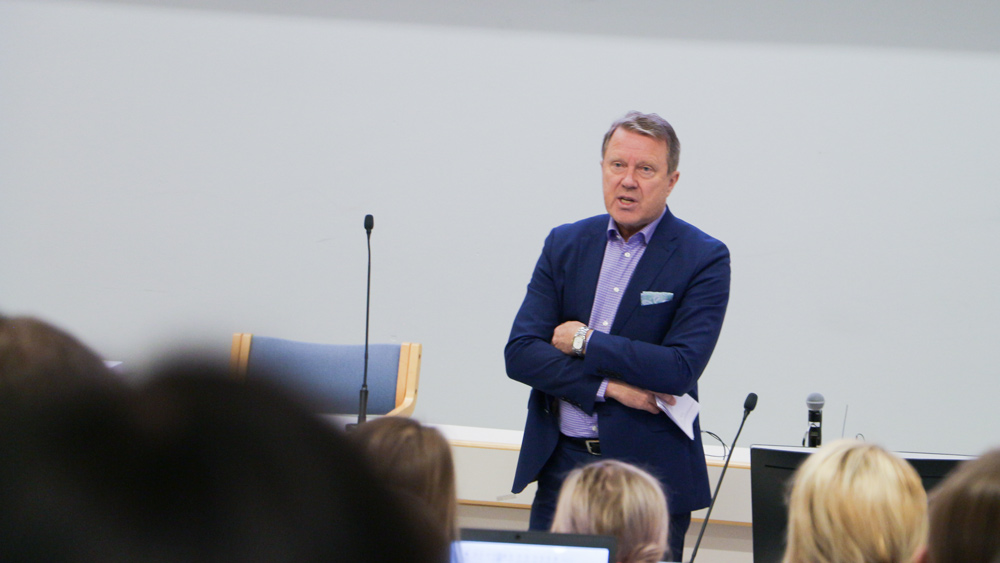 Jukka Kola piti avajaispuheen Digital futures -seminaarissa.