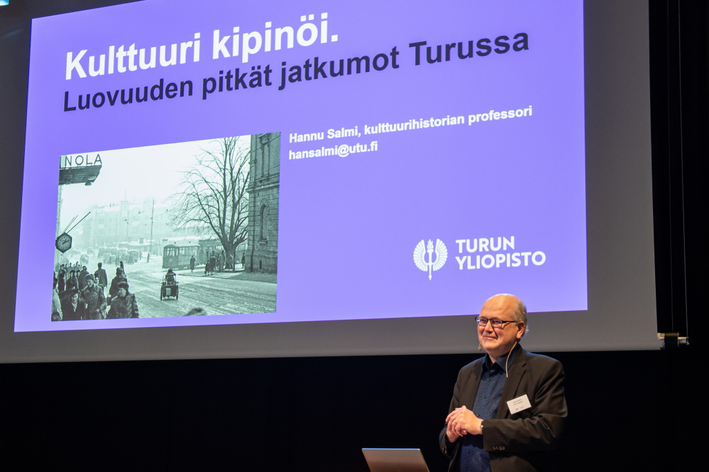 Kulttuurihistorian professori Hannu Salmi lavalla Kulttuurikampus Turun tapahtumassa 4.11.2022