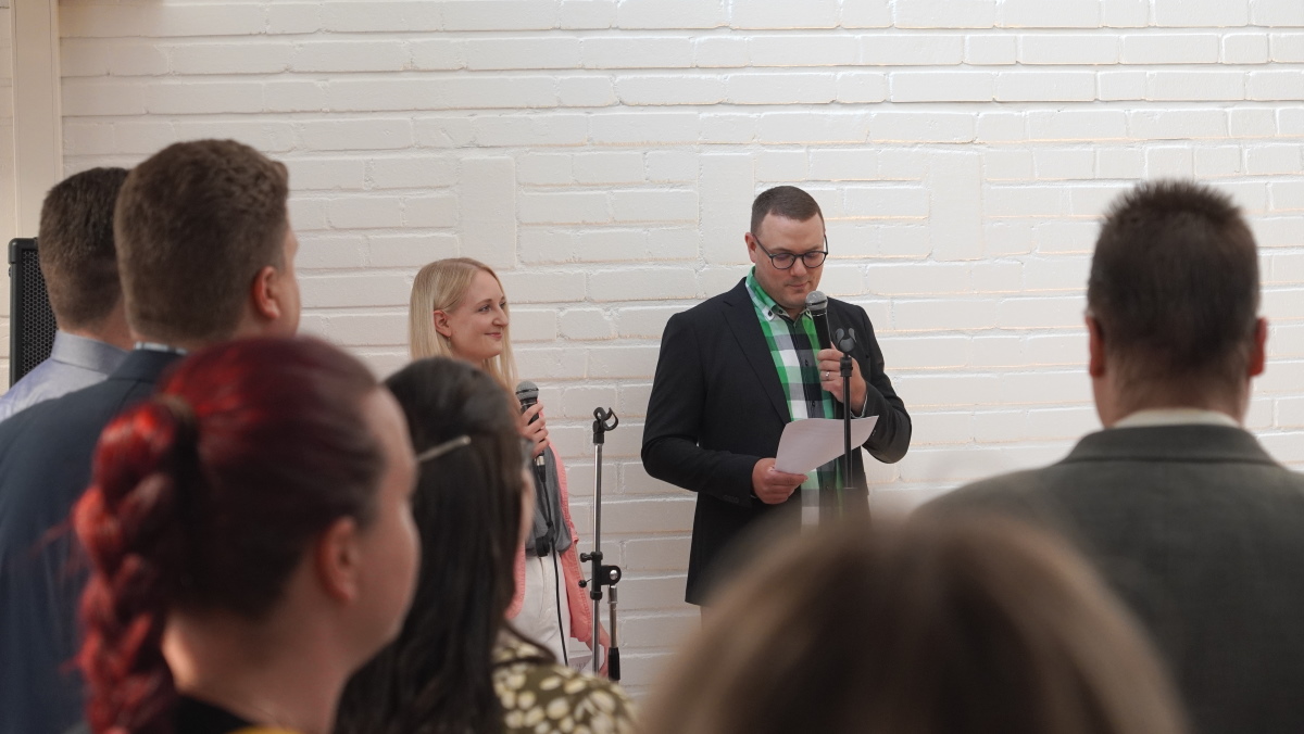 Lääketieteen opiskelijat Sofia Kalinen ja Jani Järvinen juonsivat avajaisia ja lausuivat tilaisuuden tervetulosanat.