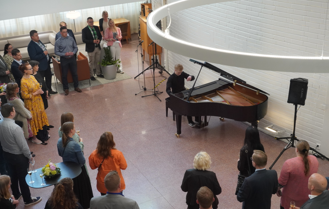 Pianisti Mikael Loponen esitti tilaisuudessa säveltäjä Maurice Ravelin musiikkia.