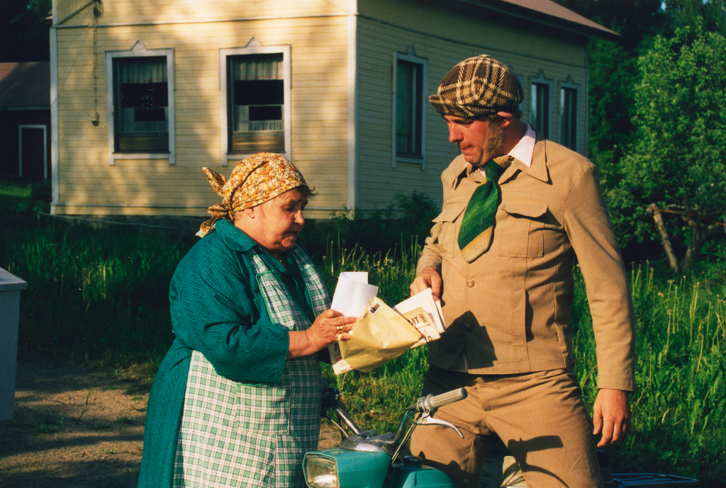 Pekko Aikamiespoika äitinsä kanssa postin äärellä. Kuva: Artista Filmi Oy / KAVI