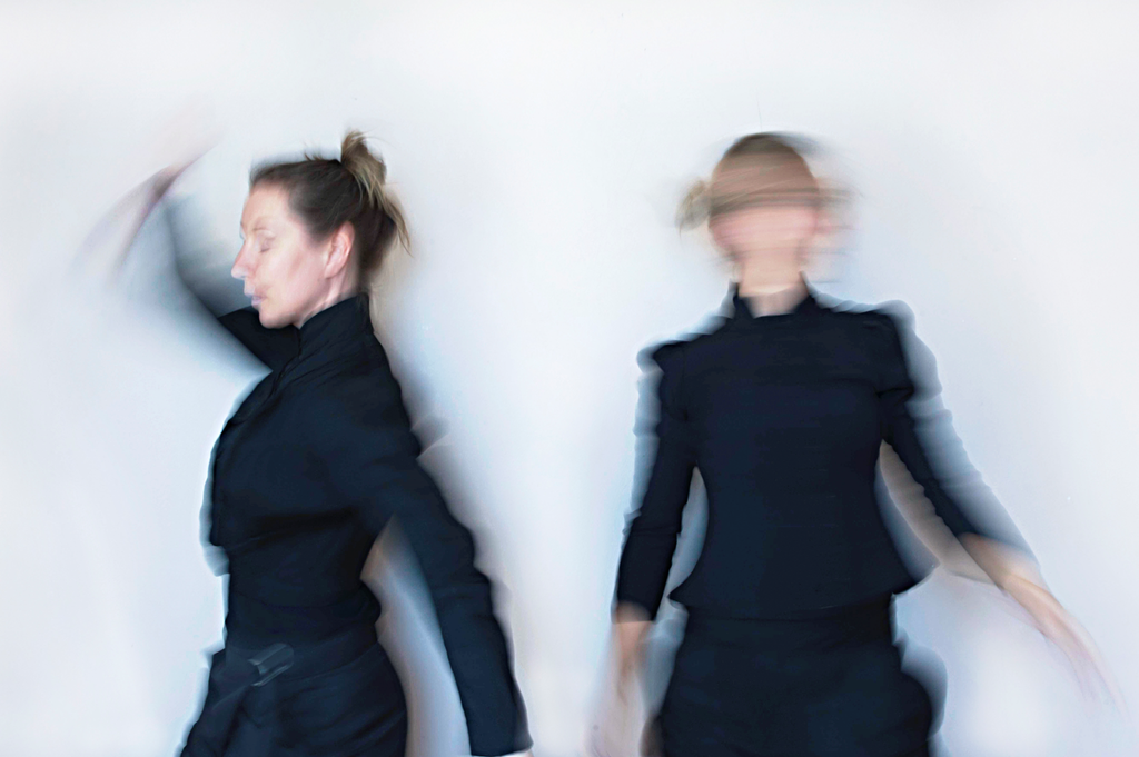 Kaksi hahmoa liikkeessä