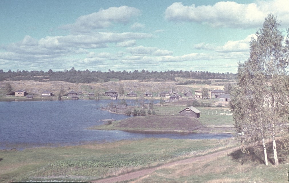 Turun yliopiston dosentin Lauri E. Karin kesällä 1943 ottama kuva Kentjärven kylästä Itä-Karjalassa. 