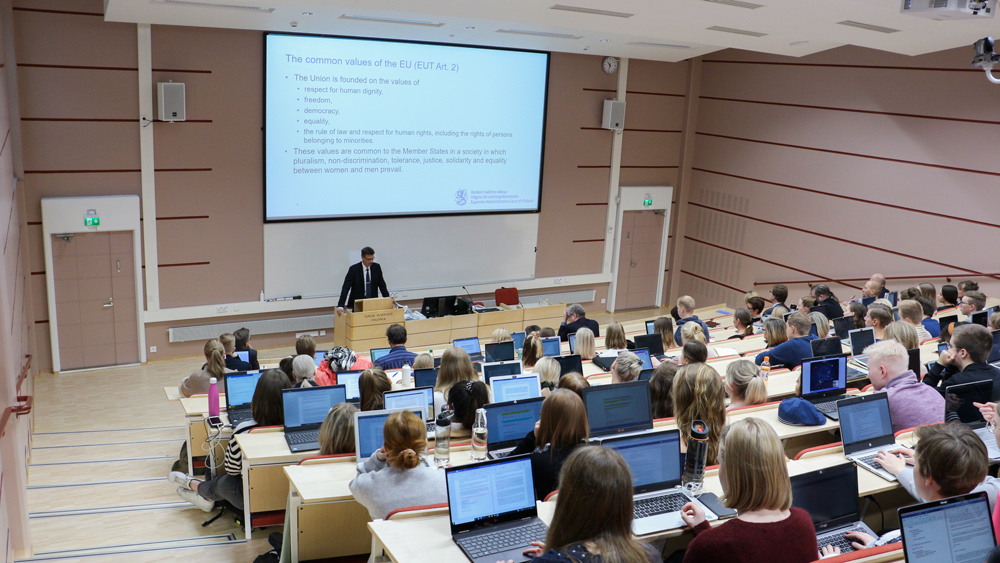 Turku Law School Lecture käynnissä Calonia 1 -salissa.