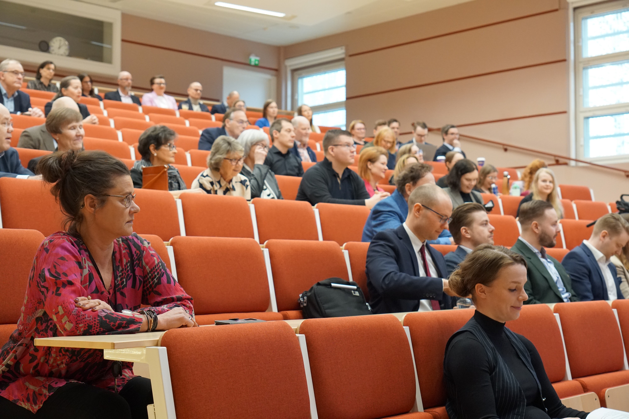 Tiedekunnan Päivän osallistujia Calonian auditoriossa.