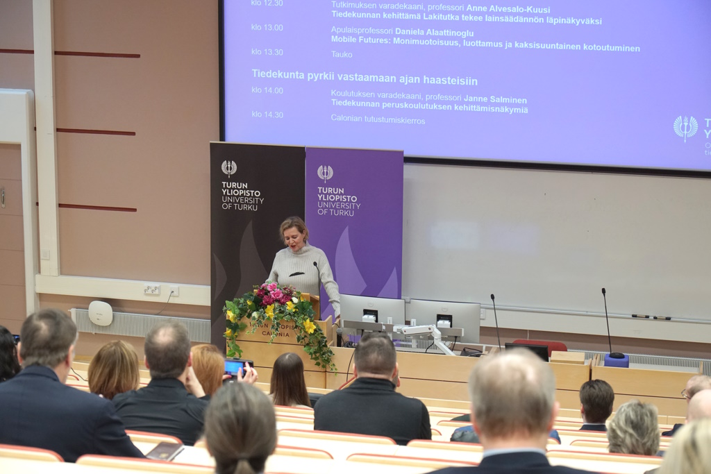 Dekaani Anne Kumpula puhuu yleisölle Tiedekunnan Päivässä 24.3.2023