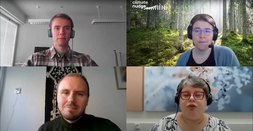 Neljä henkilöä keskustelemassa etäyhteydellä, kukin omassa tilassaan.