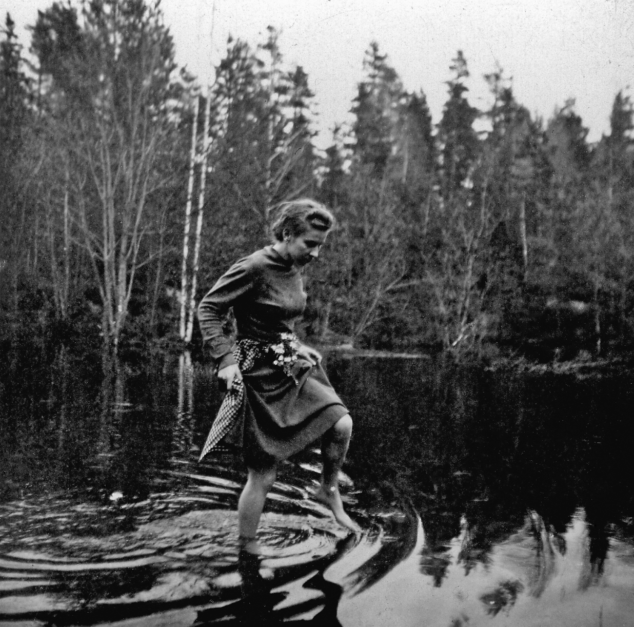 Tove Jansson kävelee vedessä