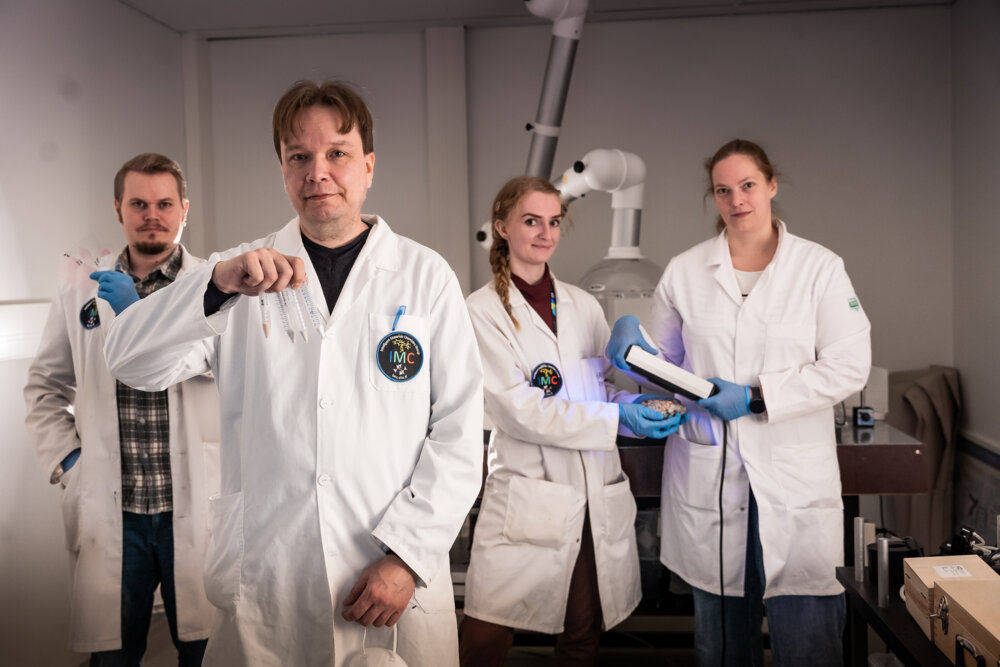 Sami Vuori (vas.), Mika Lastusaari, Hannah Byron ja Isabella Pönkkä laboratoriossa valkoiset takit päällä ja erilaisia laitteita käsissään.