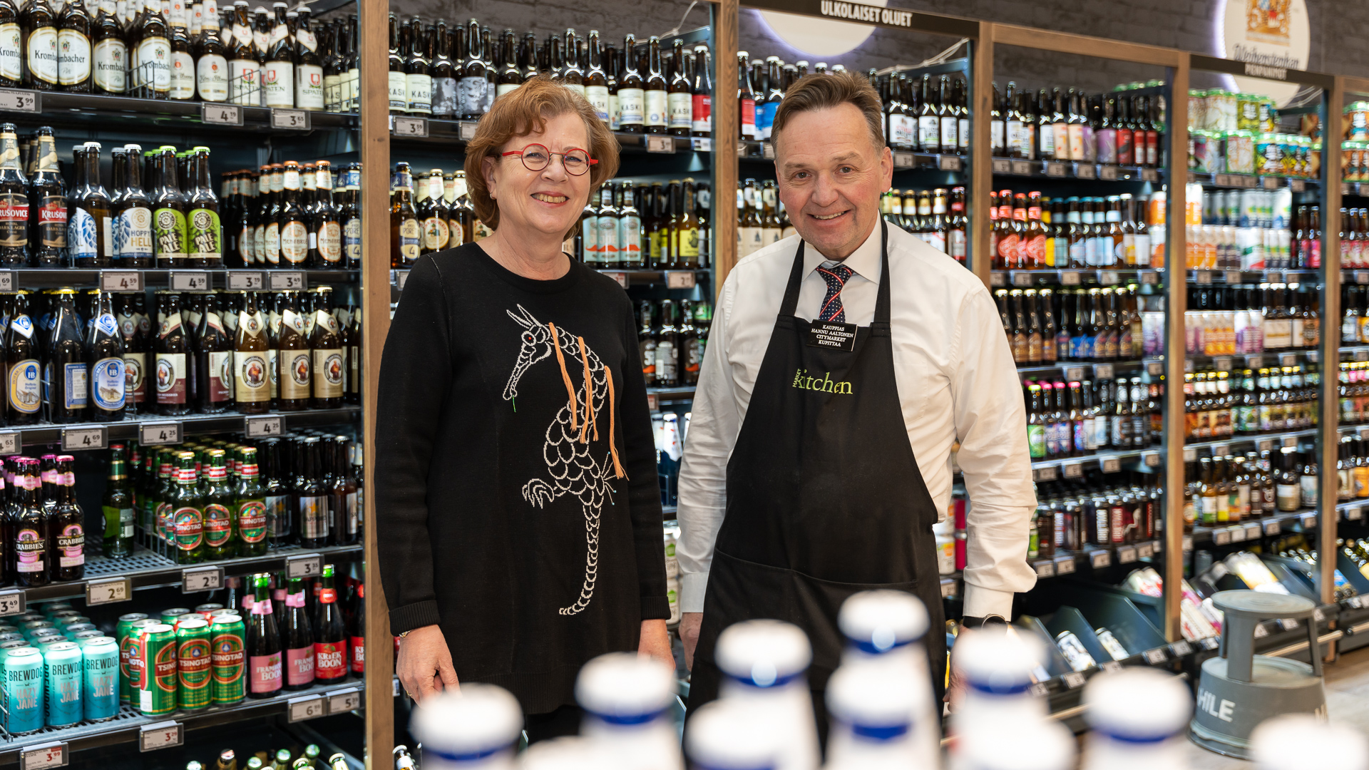 Professori Heli Marjanen ja k-kauppias Hannu Aaltonen Citymarket-myymälässä.