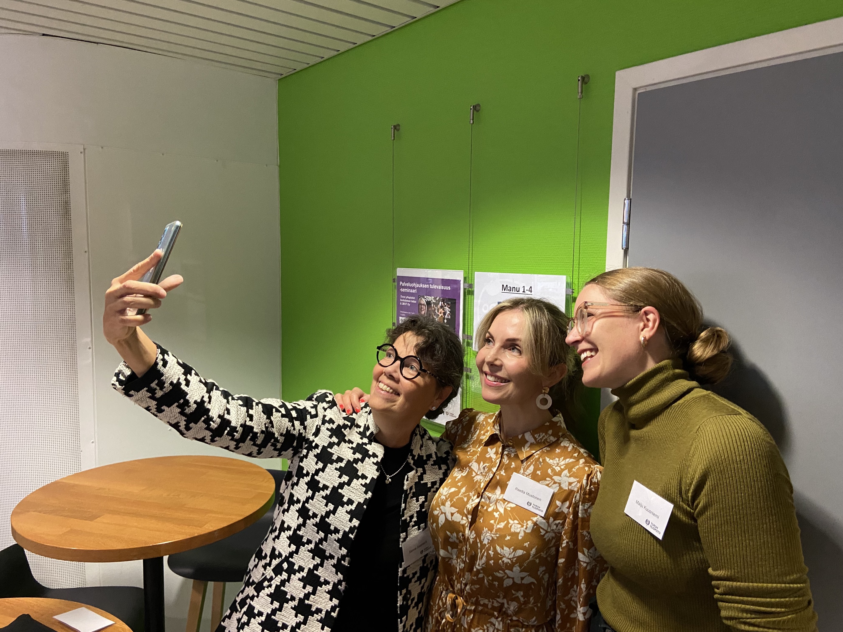 Professori Sanna Salanterä, väitöskirjatutkija Reetta Mustonen ja projektiasiantuntija Maiju Kuusniemi ottamassa yhteiskuvaa