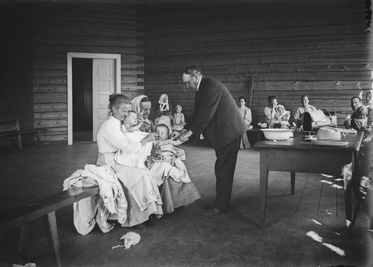 Lasten rokotustilaisuus 1890-luvun lopulla osana isorokkorokotuskampanjaa. Lähde museovirasto.