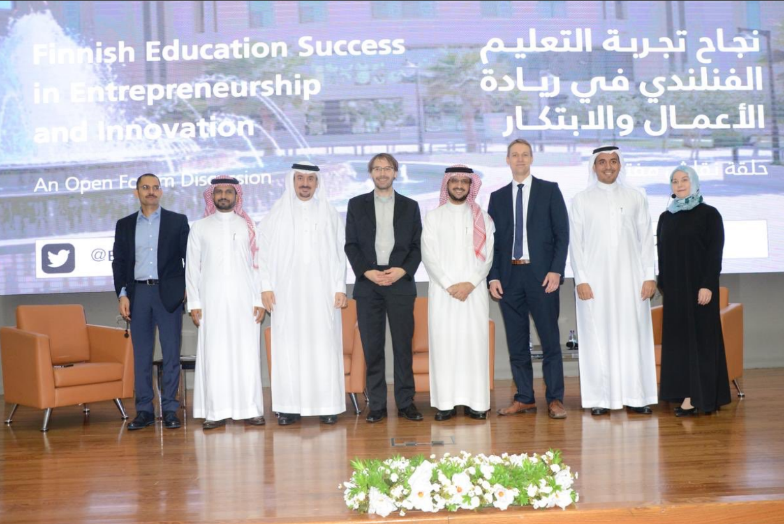 Ryhmäkuvassa Ari Koski, Sanna Ilonen ja Joachim Ramström paikallisten asiantuntijoiden kanssa