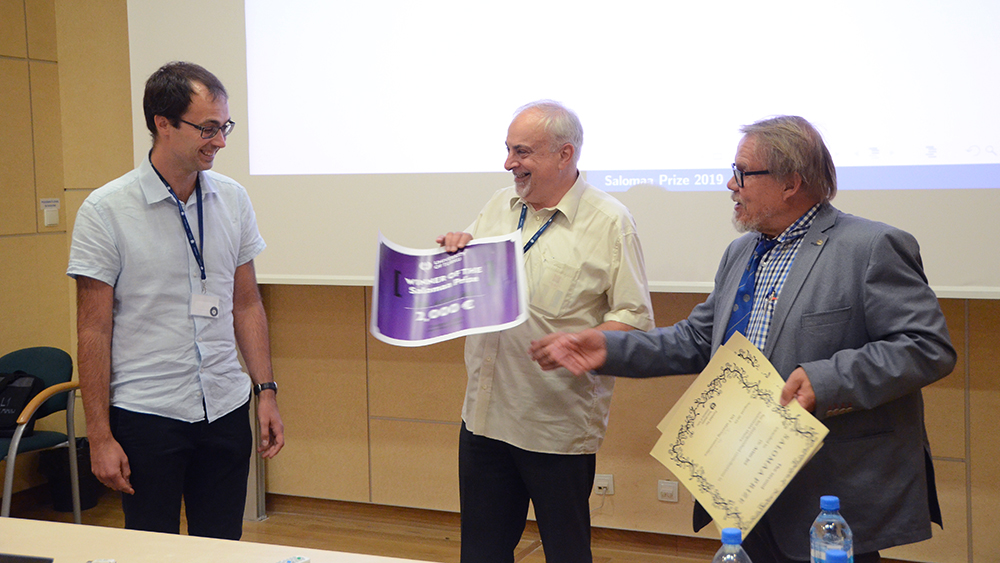 Artuz Jezille (oik.) myönnettiin 2000 euron Salomaa-palkinto Varsovassa 8.8.2019. Palkintodiplomin luovuttivat palkintokomiteaan kuuluvat Mikhail Volkov ja Juhani Karhumäki.