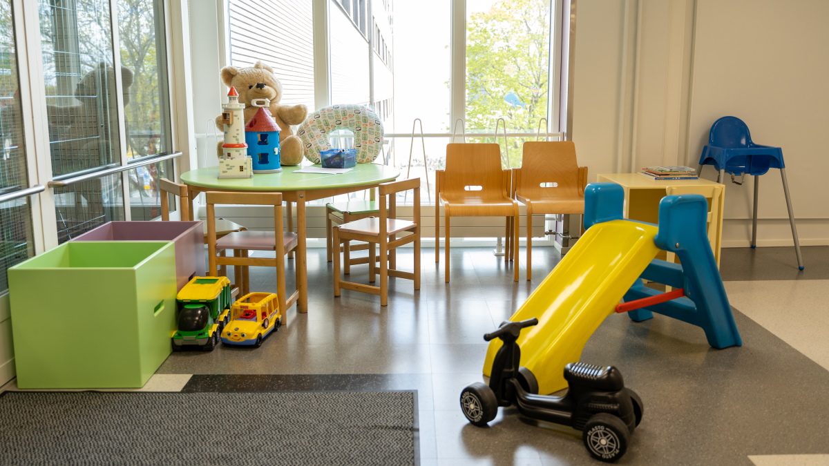 Lapsille tarkoitettu potilashuone.