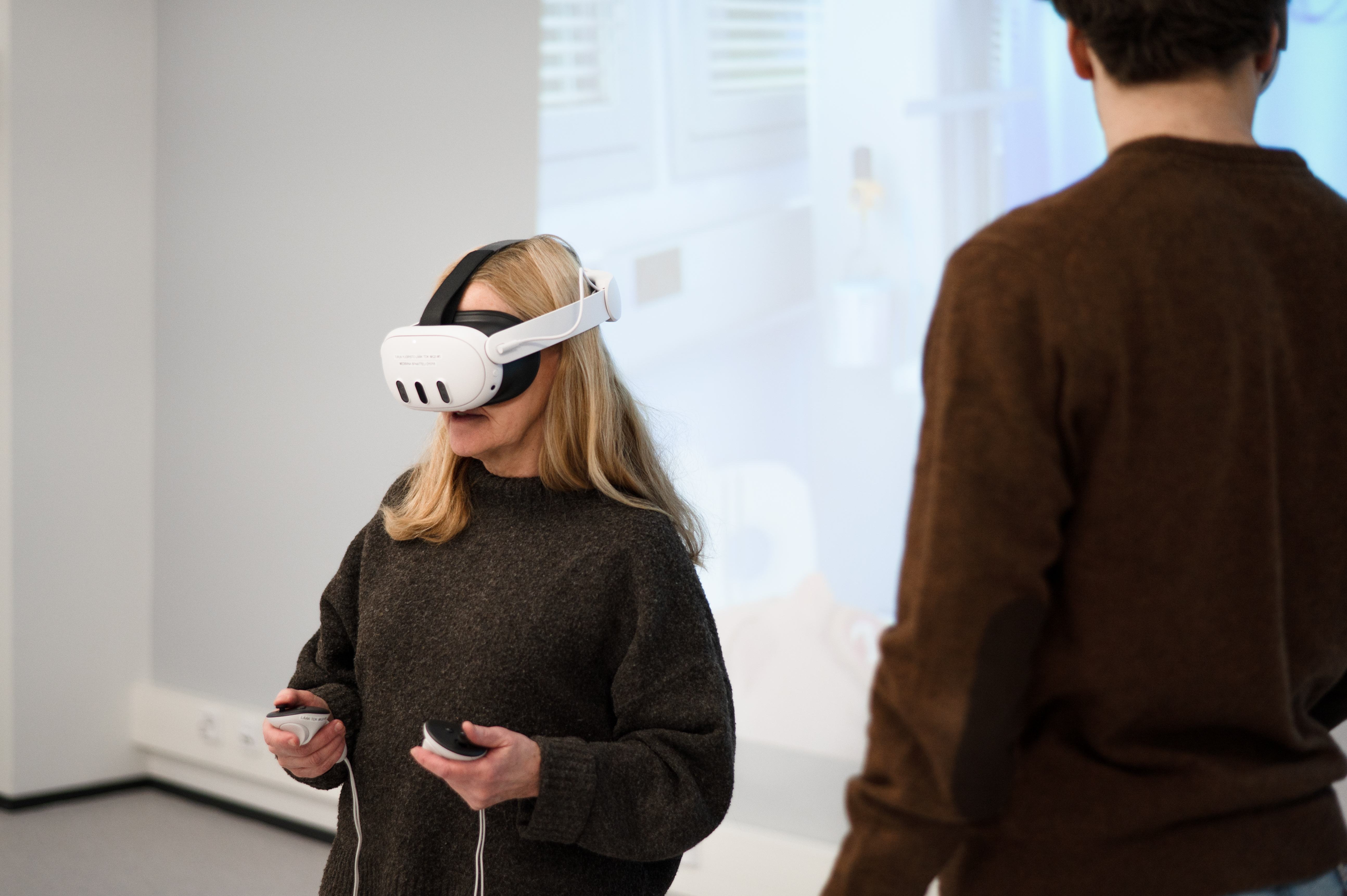 Kaksi henkilöä VR-lasit päässä opetustilanteessa