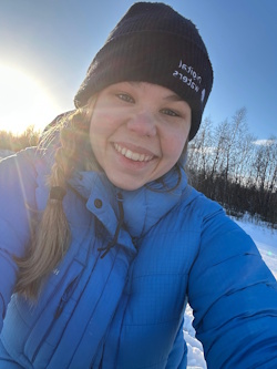 Karoliina Lintunen lähikuvassa ulkona talvella.