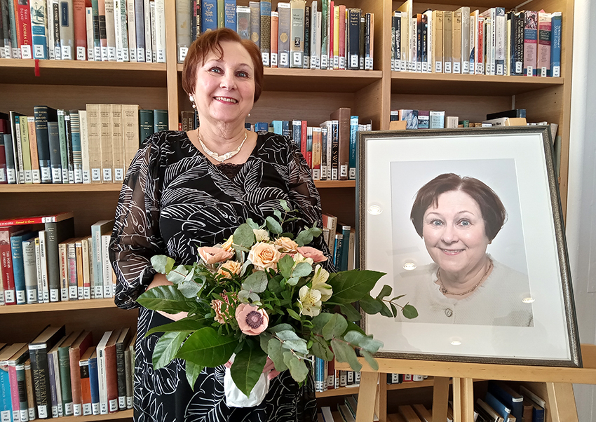 Ulla Nygrén muotokuvansa vieressä