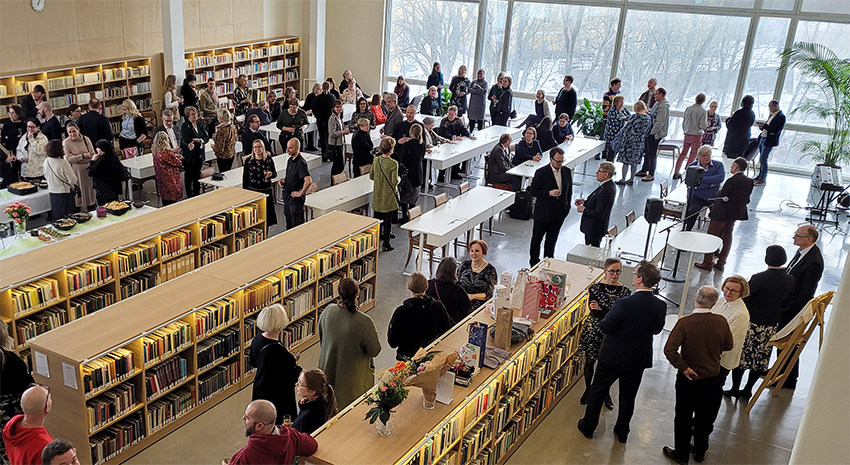 Kutsuvieraita Feeniks-kirjastossa Nygrénin läksiäisissä