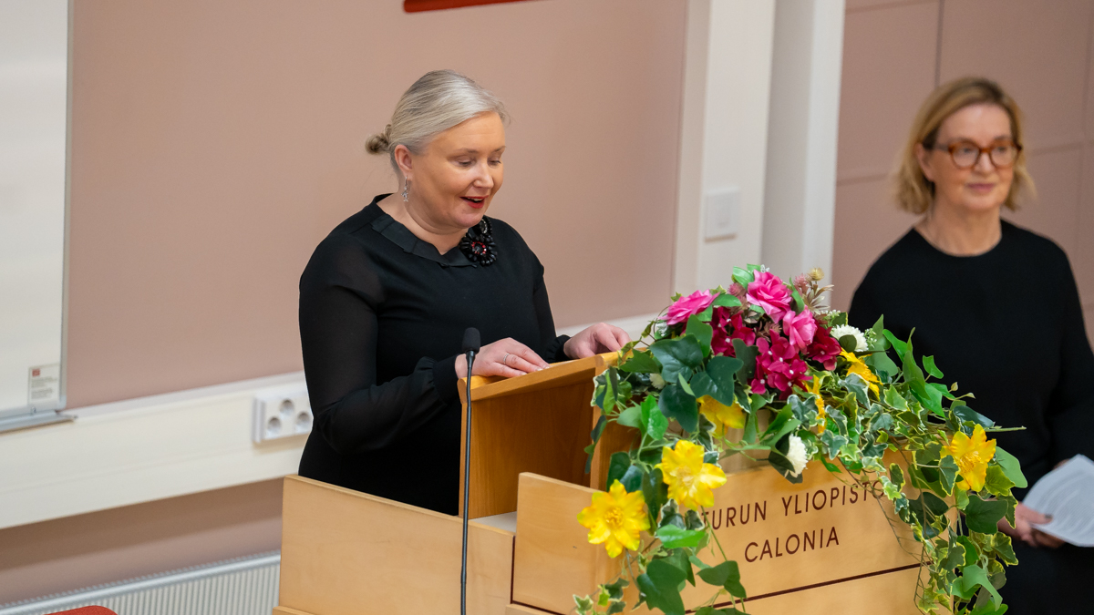 Vararehtori Piia Björn puhuu oikeustieteellisen tiedekunnan publiikissa 8.12.2023