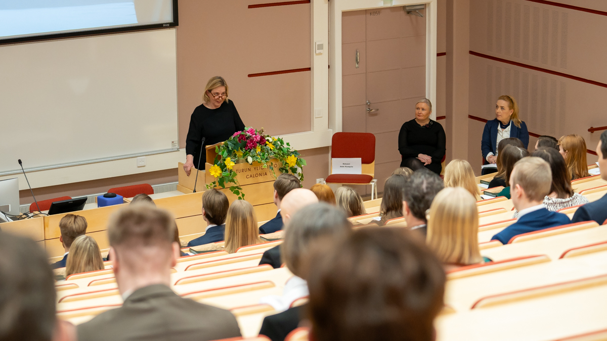 Dekaani Anne Kumpula puhuu oikeustieteellisen tiedekunnan publiikissa 8.12.2023