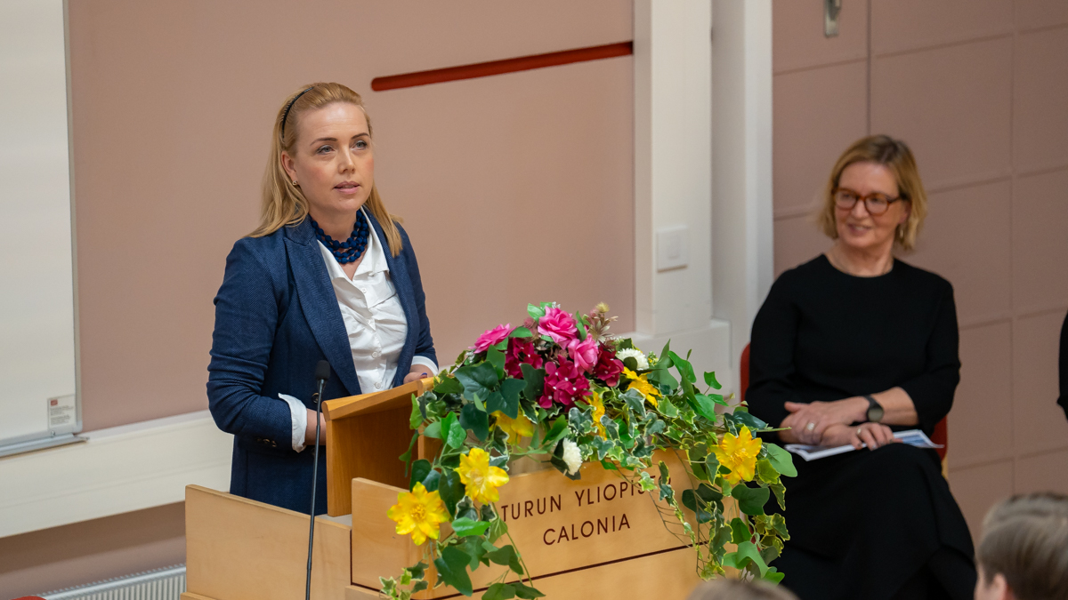 Oikeustieteellisen tiedekunnan alumni Niina Palaja puhuu oikeustieteellisen tiedekunnan publiikissa 8.12.2023