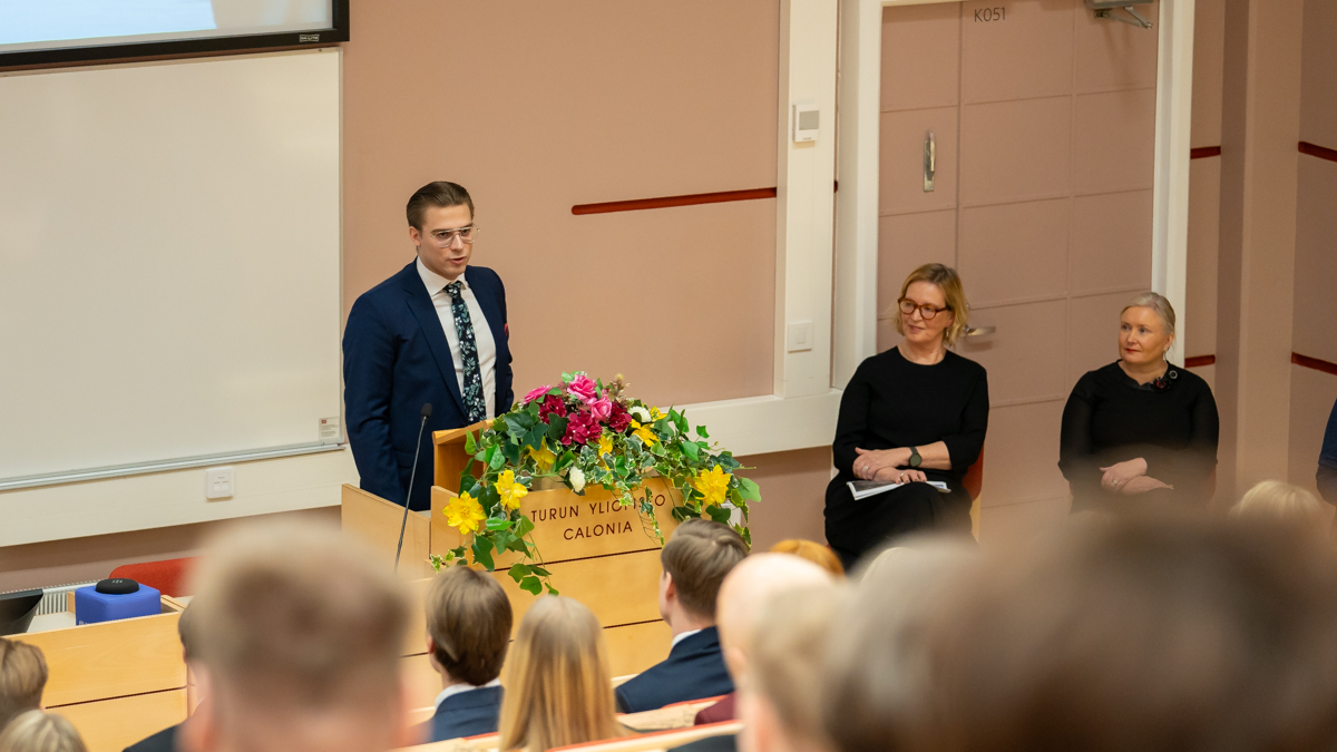 Opiskelija Kaapo Havuluoto puhuu oikeustieteellisen tiedekunnan publiikissa 8.12.2023