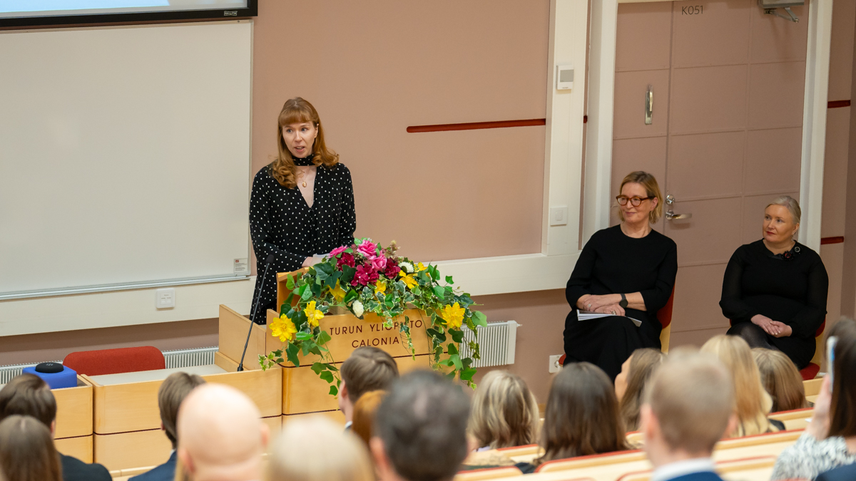 Vastavalmistunut OTM Ellenetta Jestoi puhuu oikeustieteellisen tiedekunnan publiikissa 8.12.2023