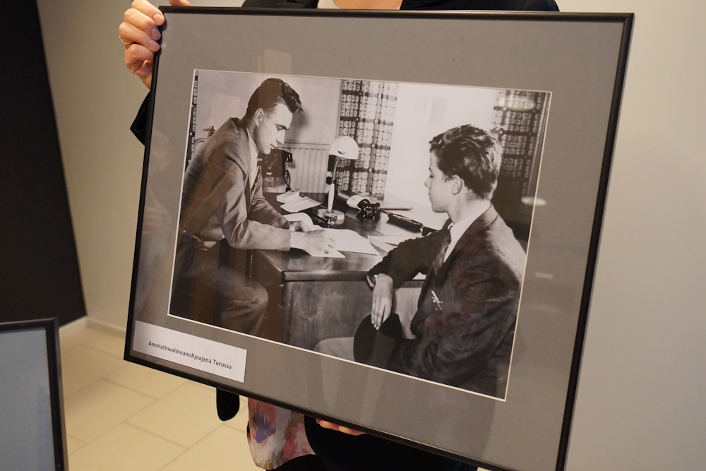 Kehystetty valokuva Mauno Koivistosta nuorena