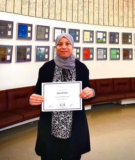 Samira Elmanfi pitelemässä diplomia