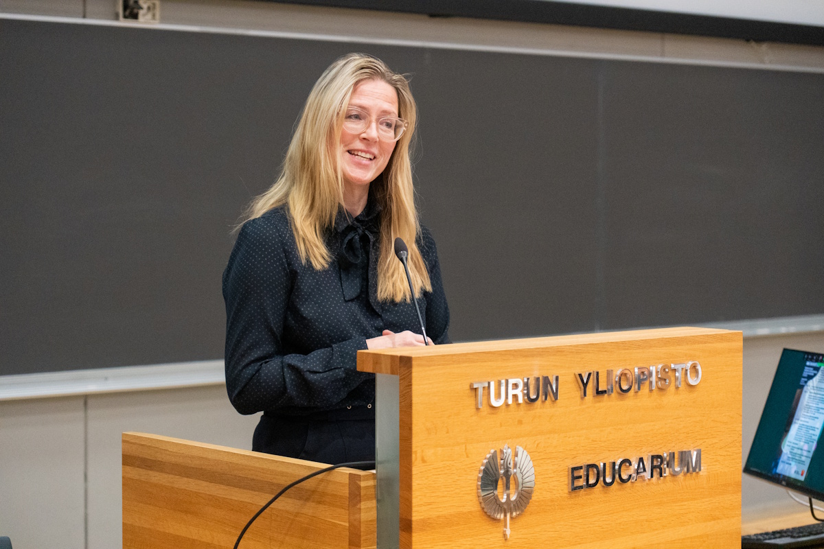 Nainen puhuu seminaarissa