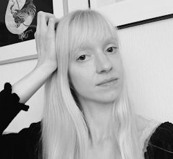 Laura Tuunanen lähikuvassa, mustavalkoinen kuva.