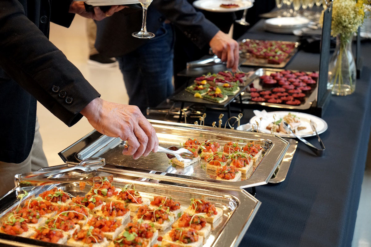 Ihmiset ottavat ottimilla tarjolla olevia ruokia.