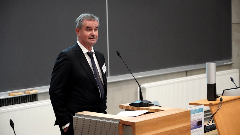 Mies puhuu seminaarissa