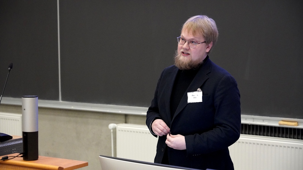 Mies puhuu seminaarissa