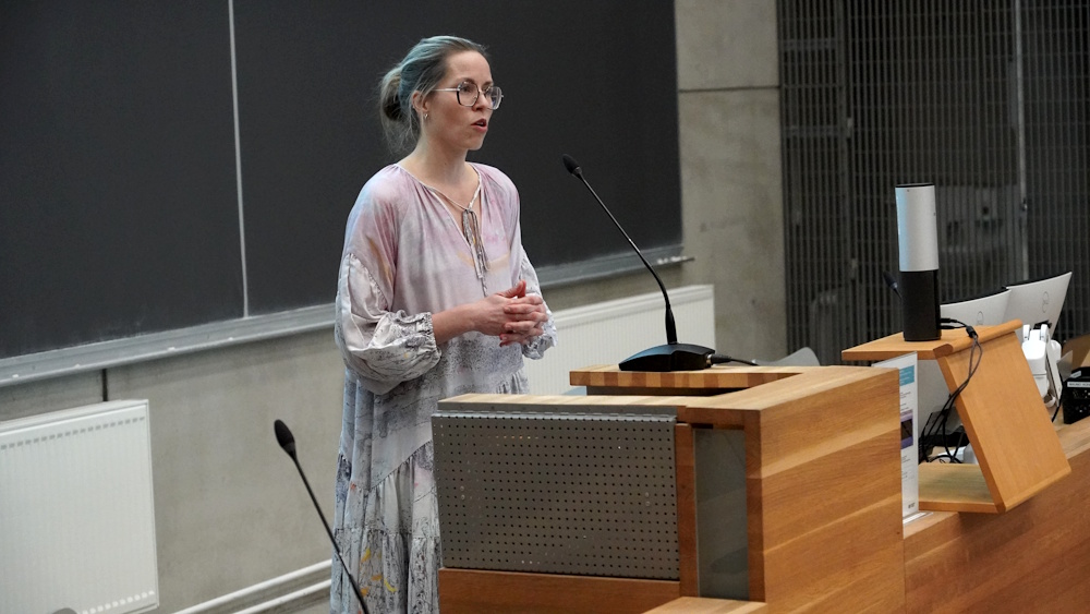 Nainen puhuu seminaarissa