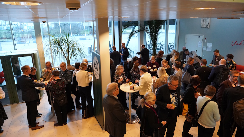 Ihmisiä aulassa juomassa kahvia